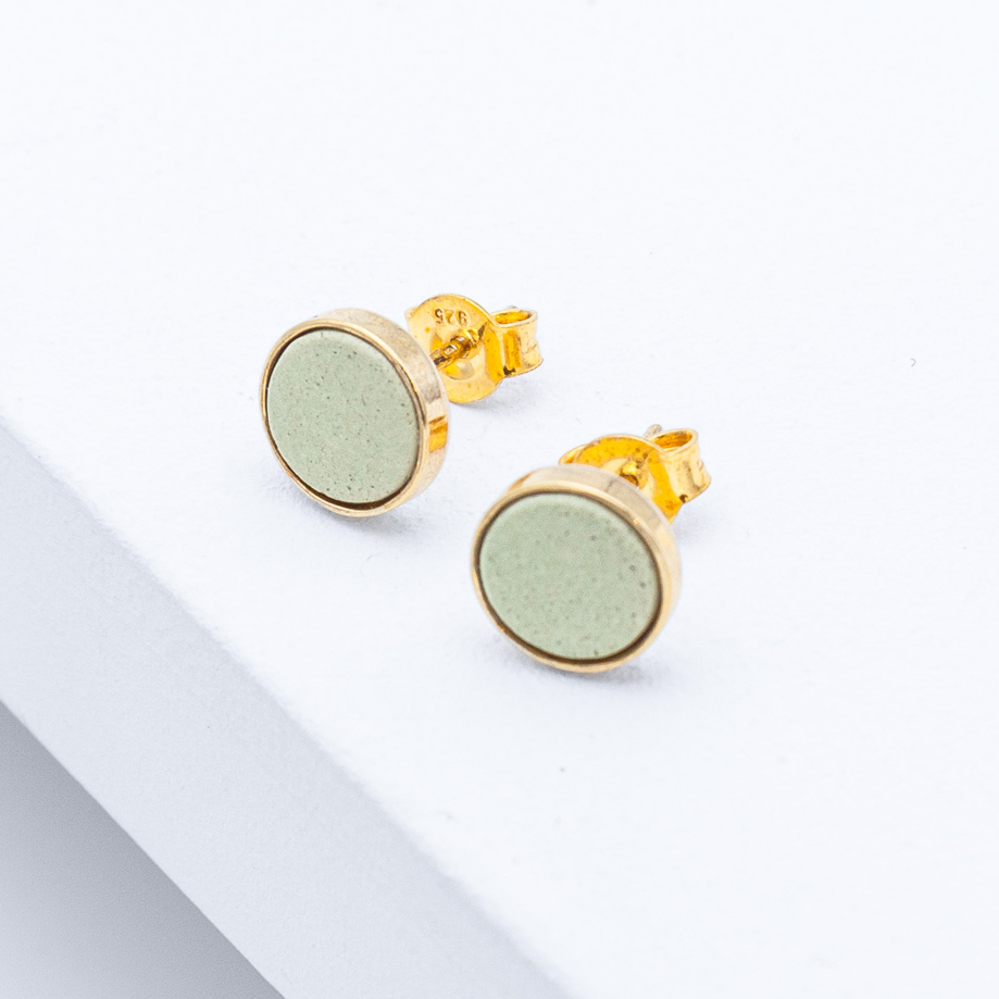 Betonschmuck von Studio 4L. Ohrstecker R20 in Gold Grün