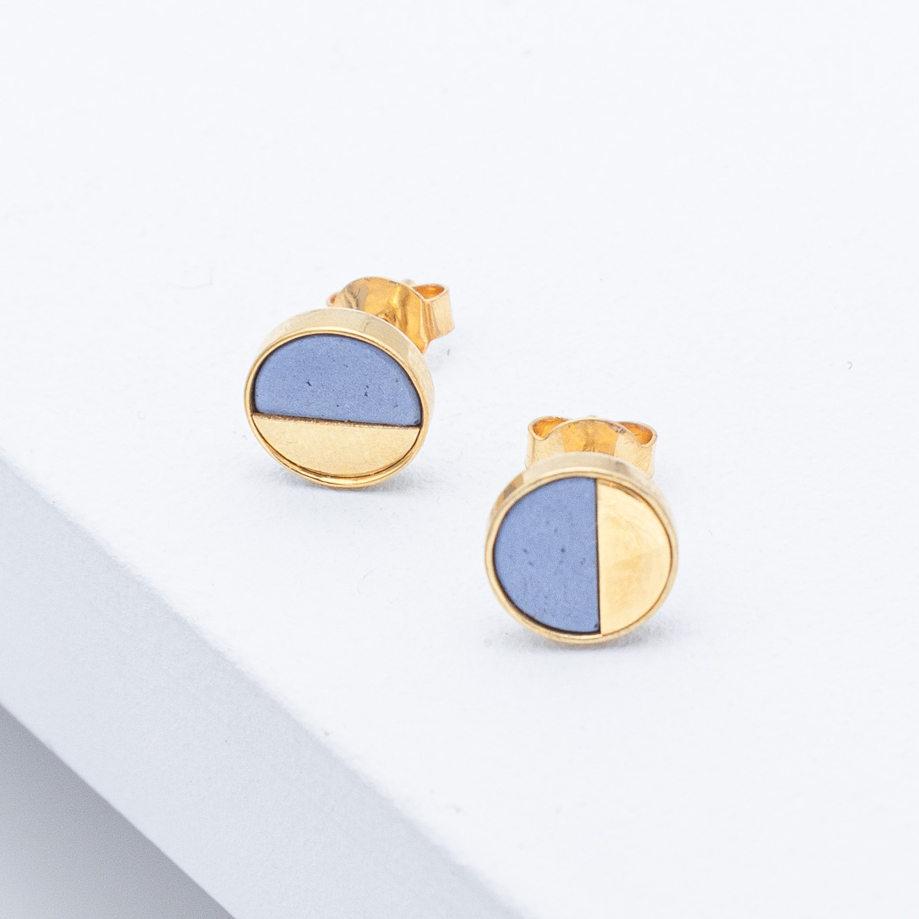 Betonschmuck von Studio 4L. Ohrringe R21 in aus Beton und 925er Silber in Gold Classic Blue