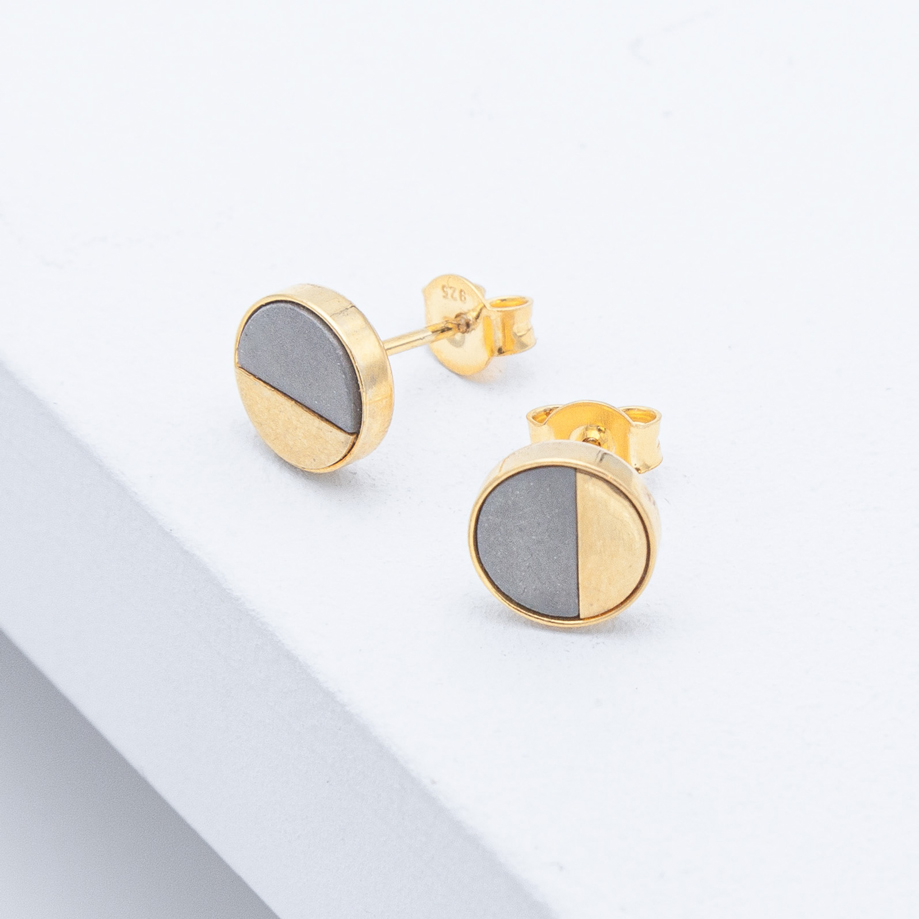 Betonschmuck von Studio 4L. Ohrringe R21 in aus Beton und 925er Silber in Gold Grau.