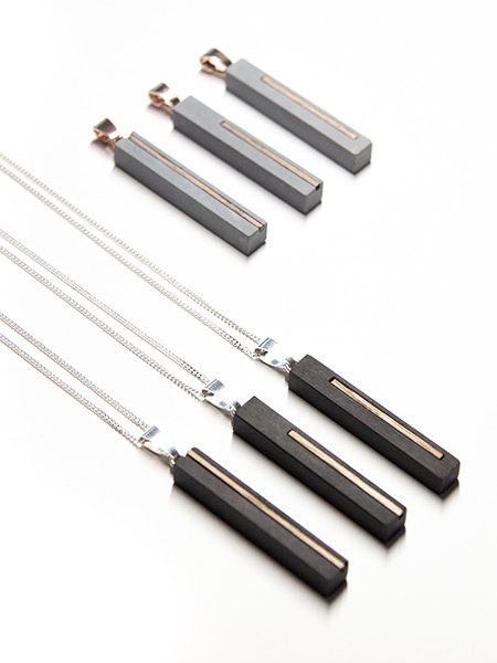 Betonschmuck kombiniert mit einem Inlay aus elegantem Eichenholz.