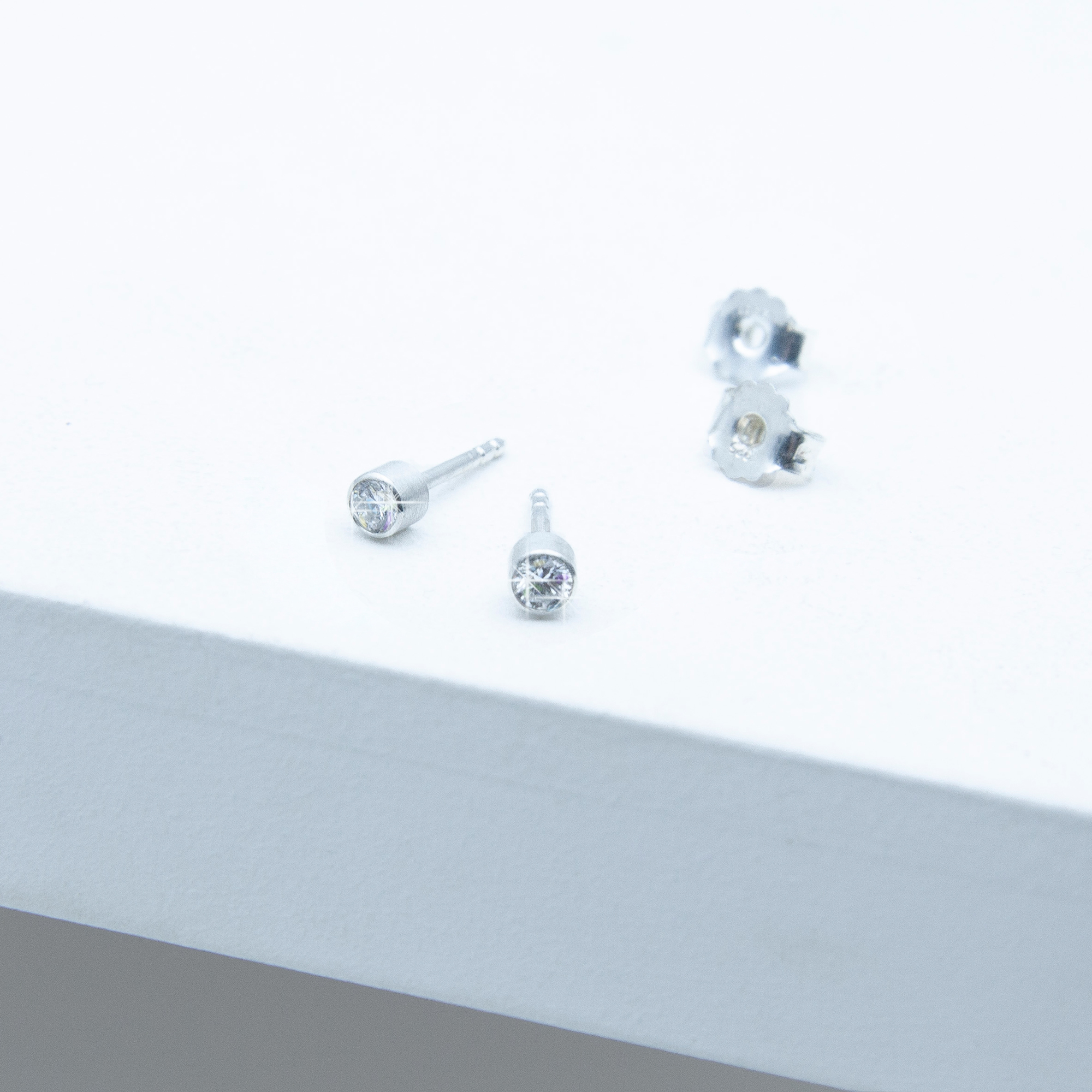 Sparkle-Diamant-Ohrringe von Studio 4L – handgefasste Labordiamanten, je 0,1 ct, in 925er Silber Zargenfassung, Durchmesser 3 mm, insgesamt 0,2 ct.