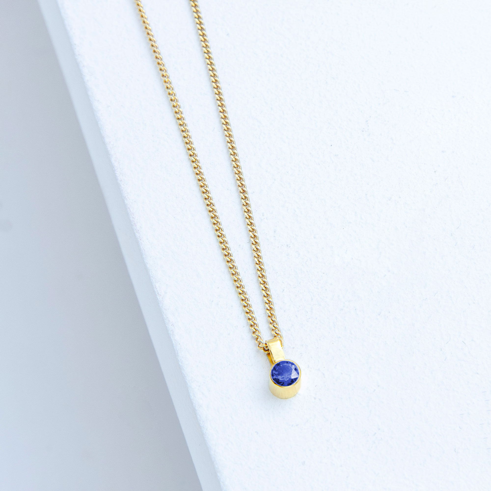 Saphir Kette Gold mit rundem Edelstein im Diamantschliff – hochwertig und handgefertigt