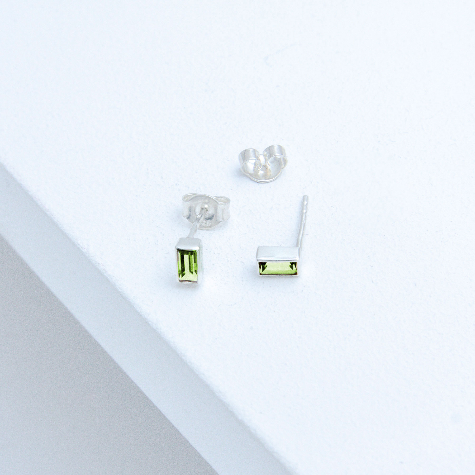 Handgefertigte Peridot Ohrringe aus 925er Silber mit Baguette-Form und Step Cut Schliff – Edelsteinschmuck aus der Sparkle Kollektion
