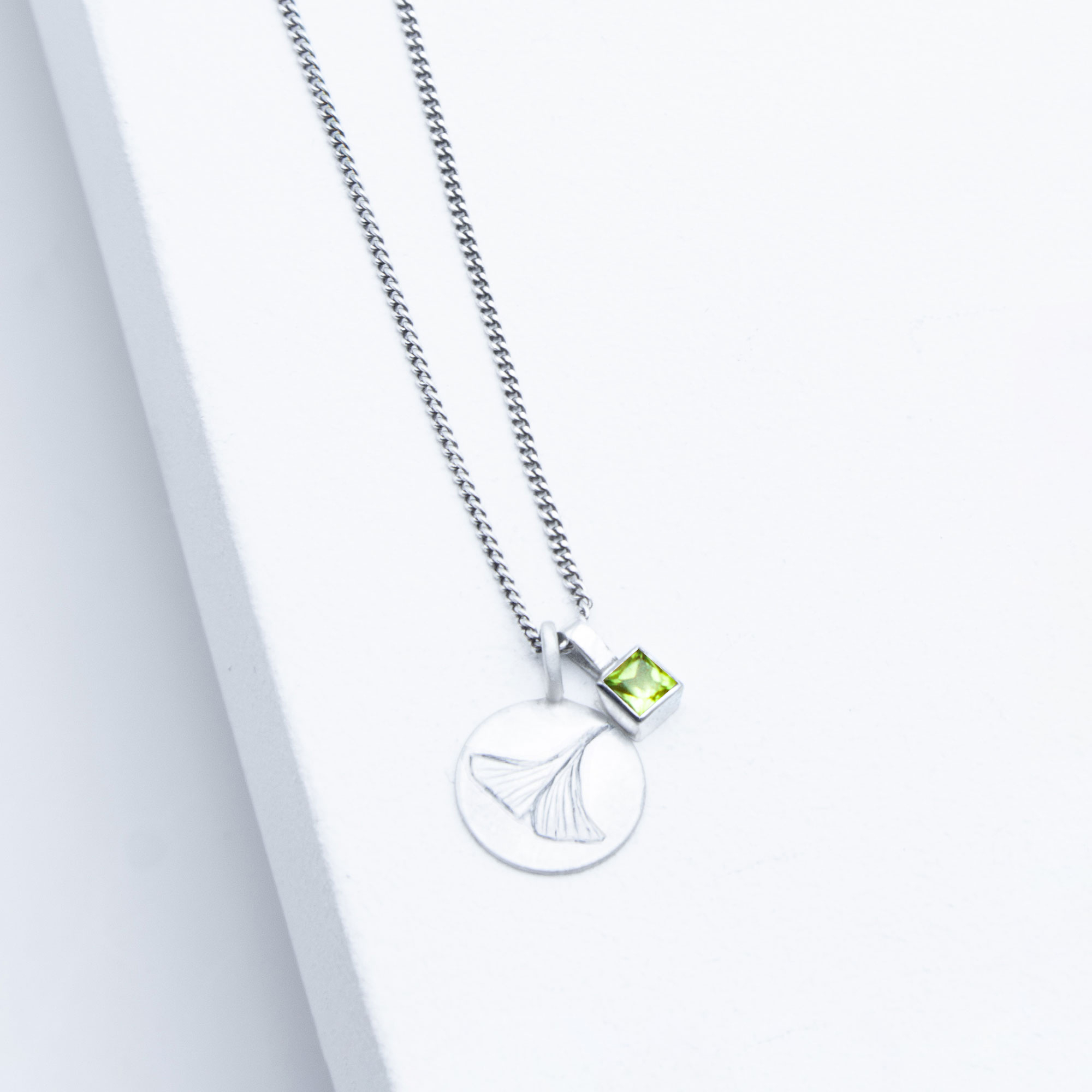 Handgefertigte Silberkette mit Carree-Peridot und graviertem Ginkgo-Anhänger – edler Designschmuck