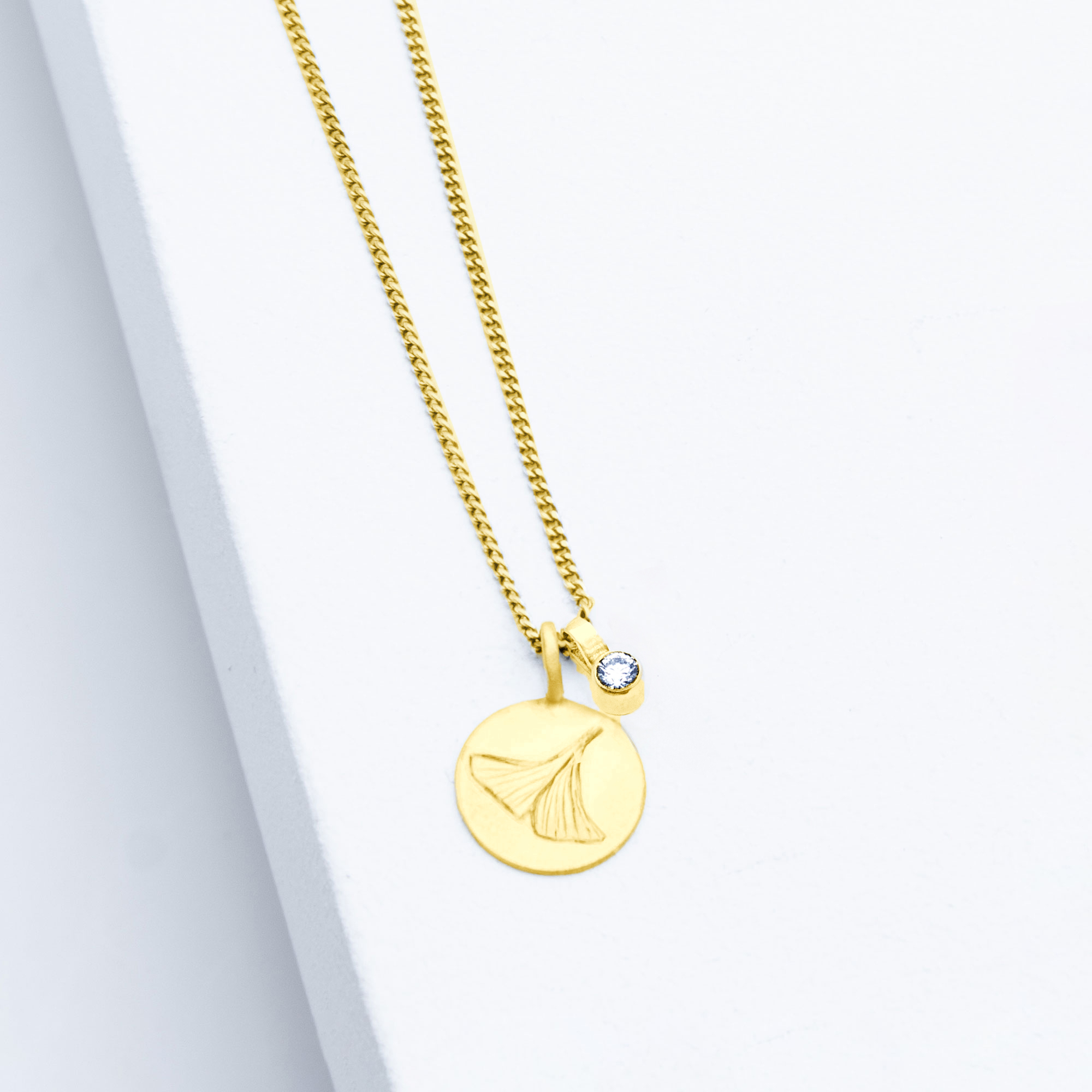 Kette Sparkle mit Labor-Diamant und graviertem Leaf-Anhänger aus Silber – kombiniert getragen. Mit hochwertiger 18kt Goldplattierung in Gelbgold veredelt.