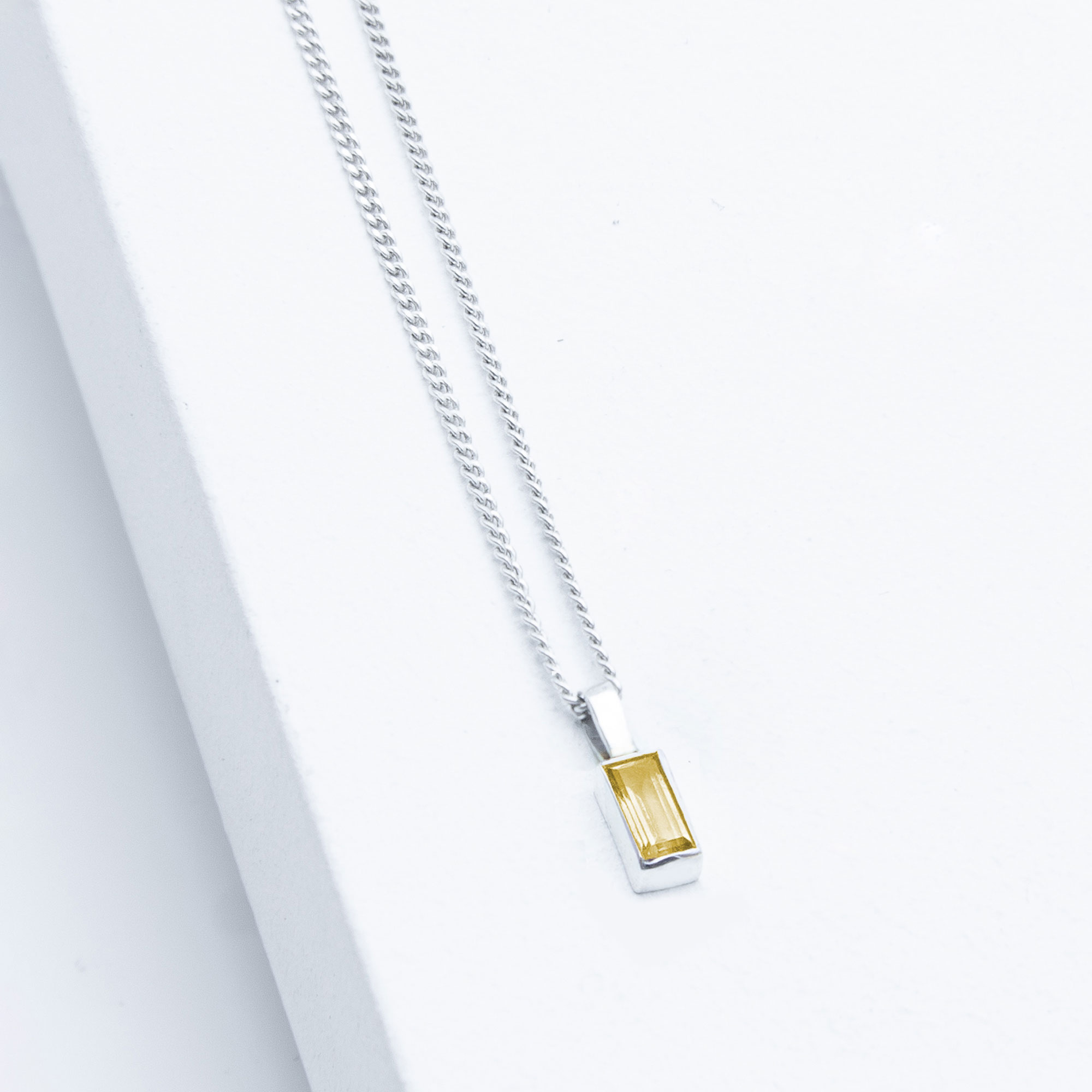 Kette Sparkle mit hellgelbem Citrin in länglicher Baguette-Form im Princess-Cut, handgefertigt aus 935er Silber