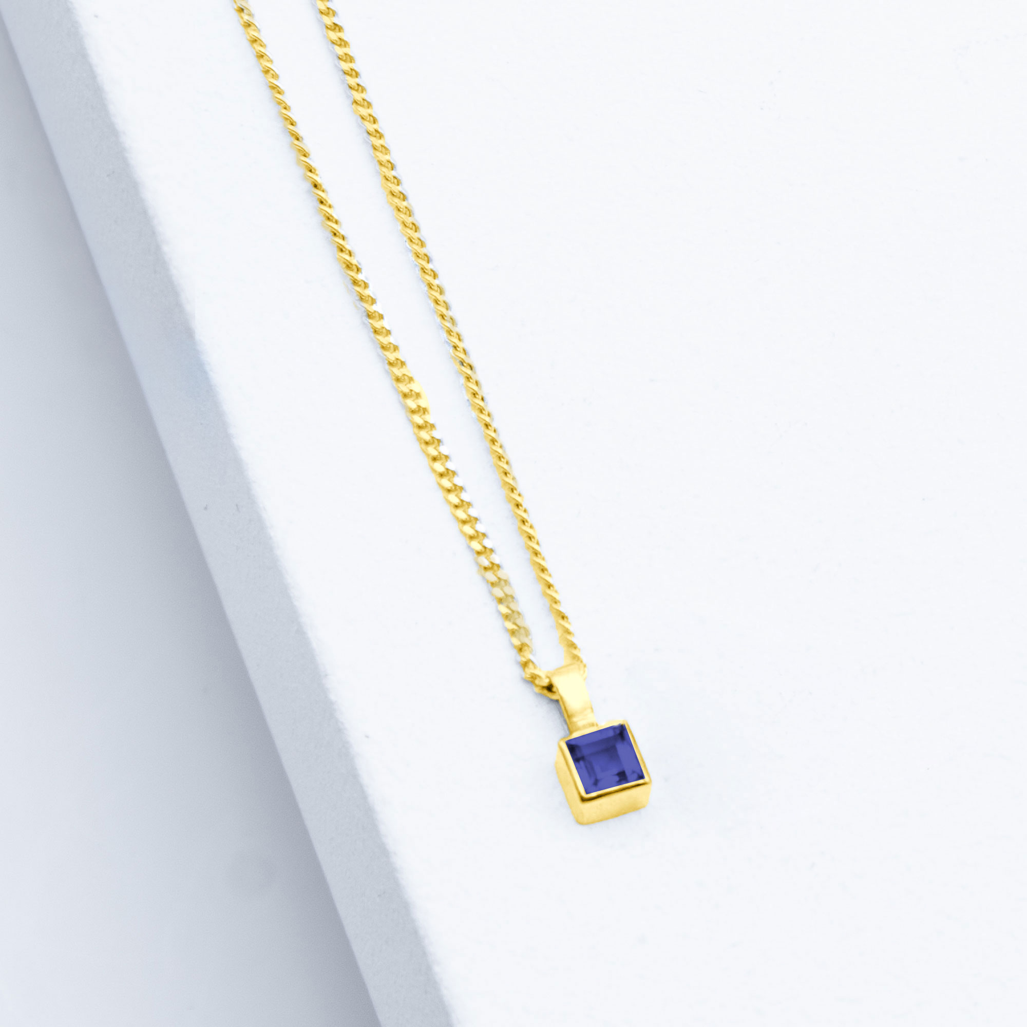 Saphir Kette Gold mit facettiertem Carree-Edelstein – geometrischer Schliff in tiefem Blau
