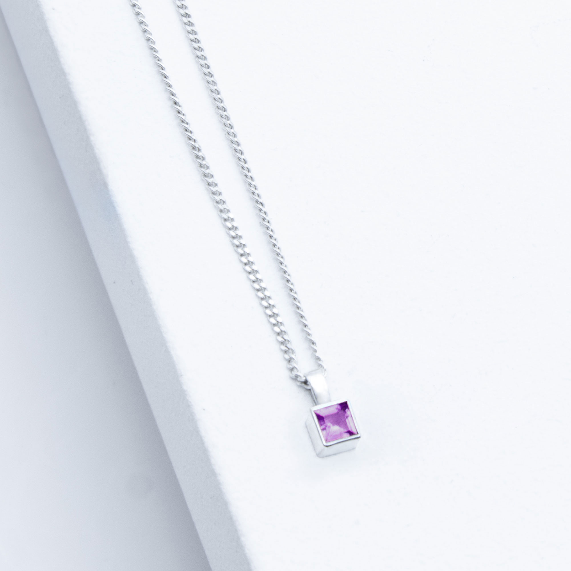 Silberkette Sparkle mit Amethyst in Carree-Form – Diamantschliff 3×3 mm