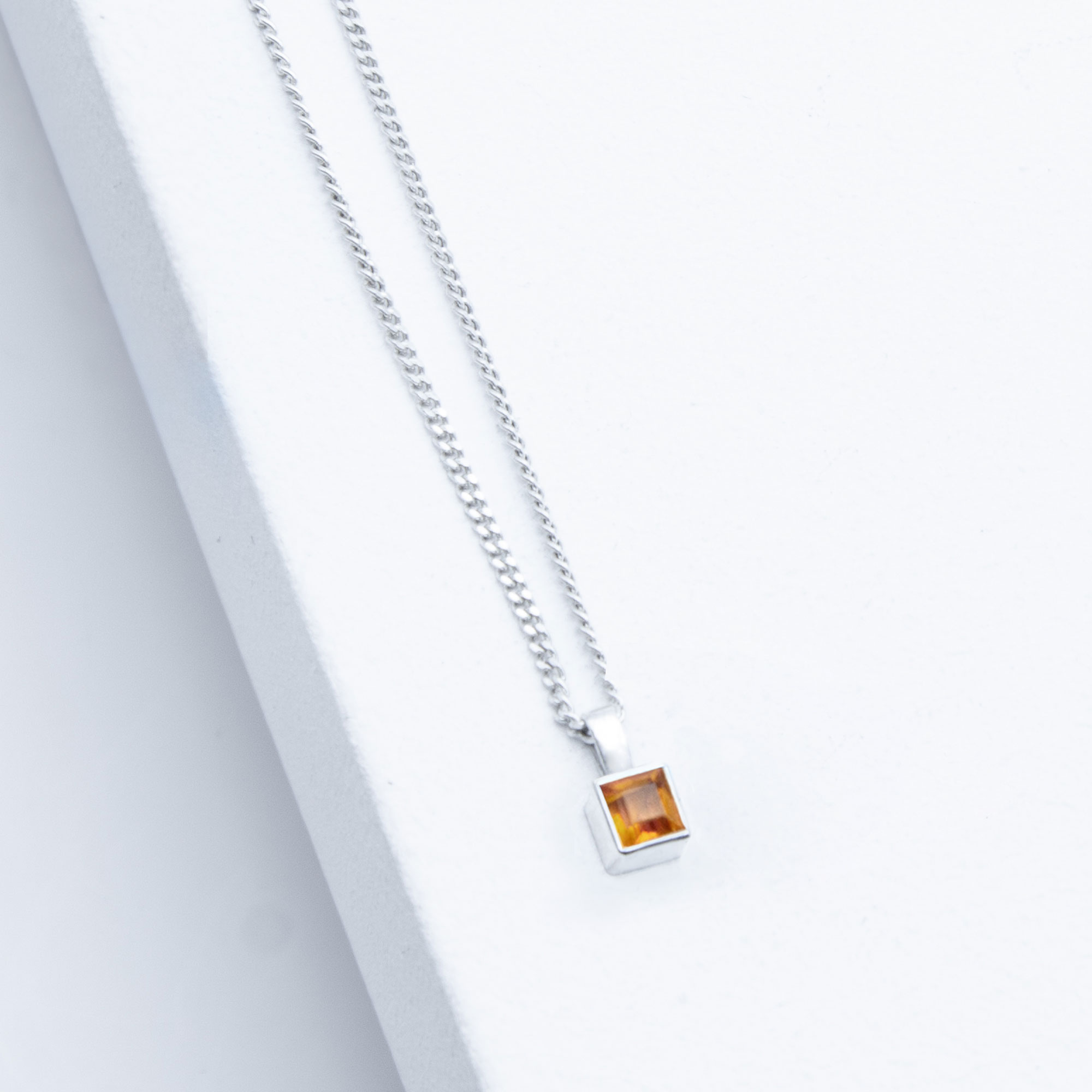 Kette Sparkle mit Citrin Gold in Carre-Form mit Diamantschliff, handgefasst in 935er Silber