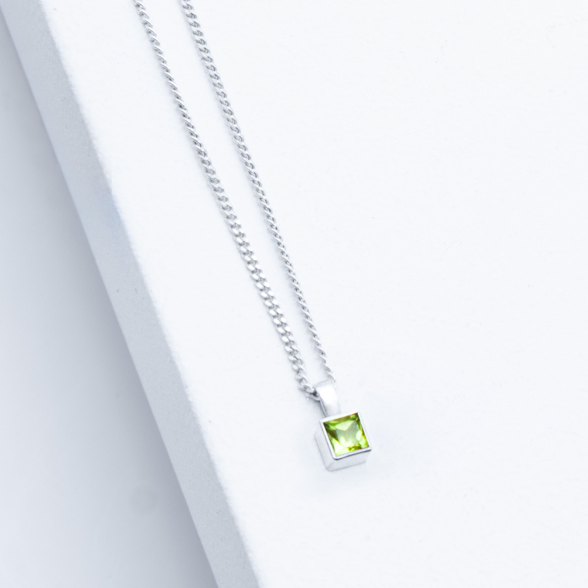 Handgefertigte Silberkette Sparkle mit Carree-Peridot im Diamantschliff – feiner Edelsteinschmuck aus 925er Silber