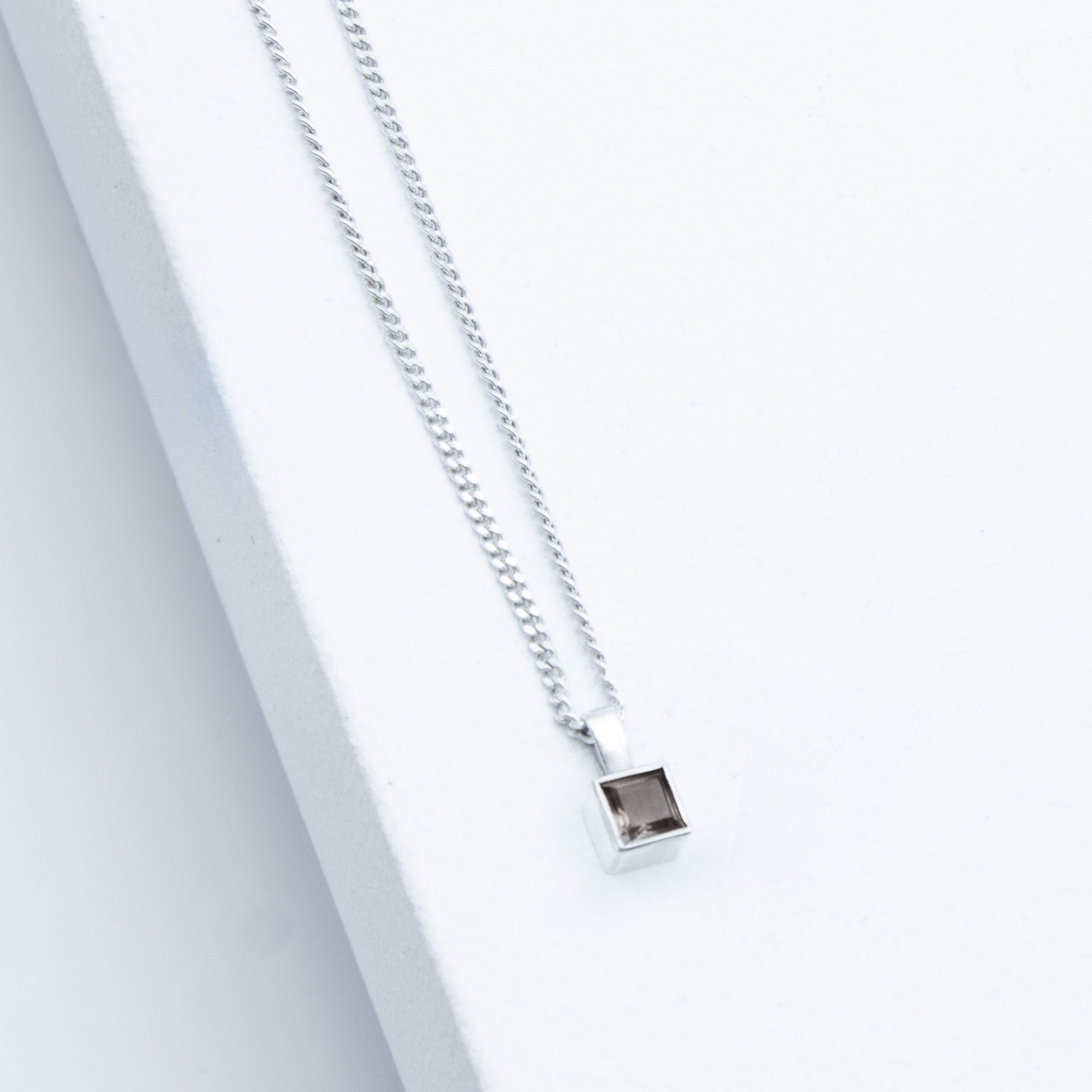 Kette Sparkle Rauchquarz Silber mit quadratischem Carre-Anhänger im Step Cut – natürlich & stilvol