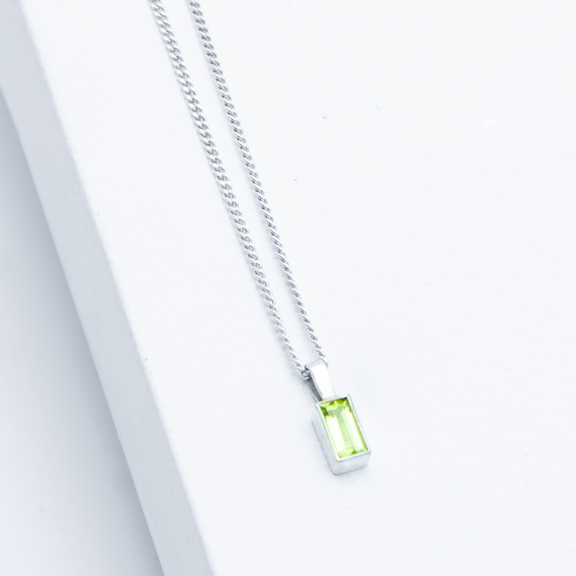 Handgefertigte Silberkette Sparkle mit Baguette-Peridot im Step Cut – feiner Edelsteinschmuck aus 925er Silber