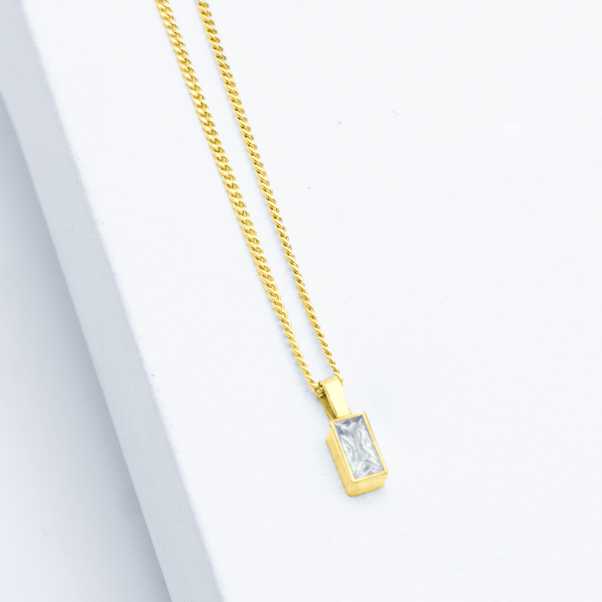 Kette Sparkle Zirkonia Silber mit rechteckigem Baguette-Zirkonia in Weiß, facettiert. Veredelt mit einer hochwertigen 18kt Goldplattierung