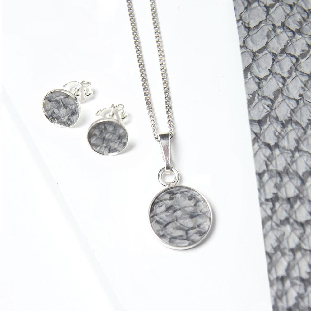 Schmuck aus Fischleder aus der Studio 4L Manufaktur.