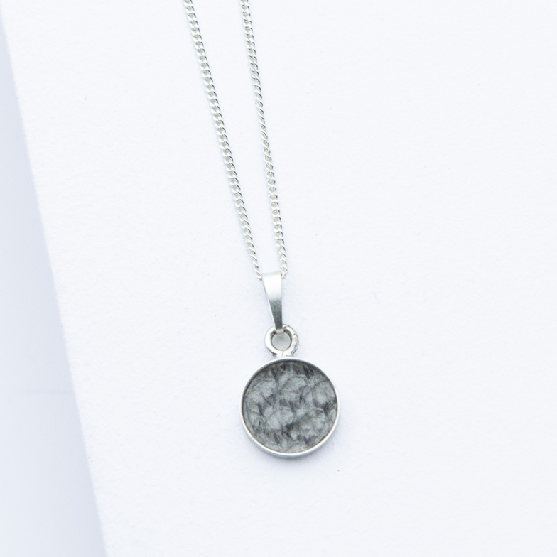 Schmuck aus Fischleder von Studio 4L. Kette R0L Silber Grau