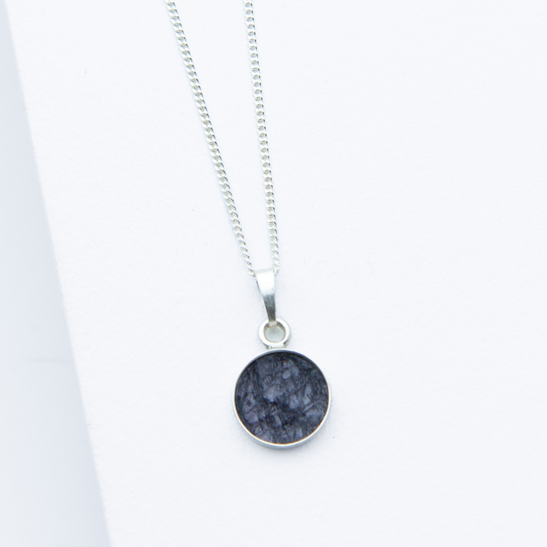 Schmuck aus Fischleder von Studio 4L. Kette R0L Silber Schwarz.