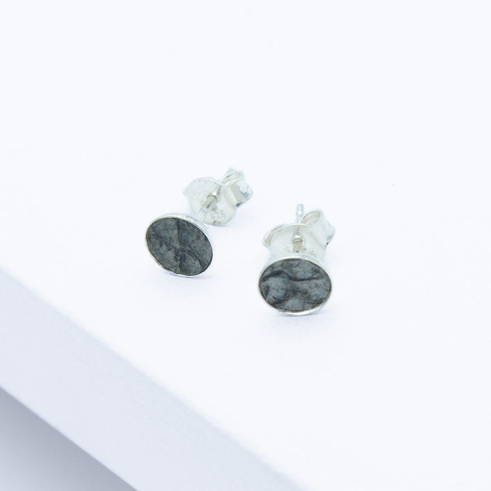 Schmuck aus Fischleder von Studio 4L. Ohrstecker R10L Silber Grau