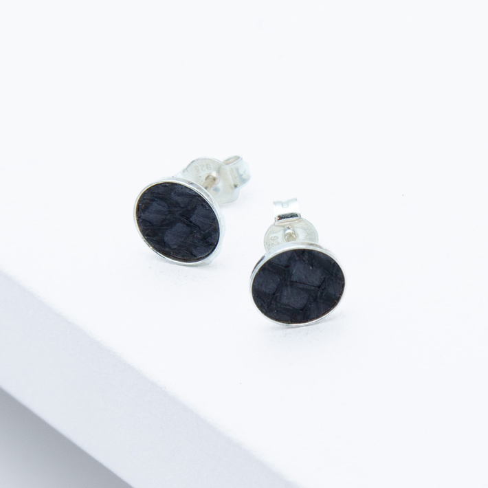 Schmuck aus Fischleder von Studio 4L. Ohrstecker R20L Silber Schwarz