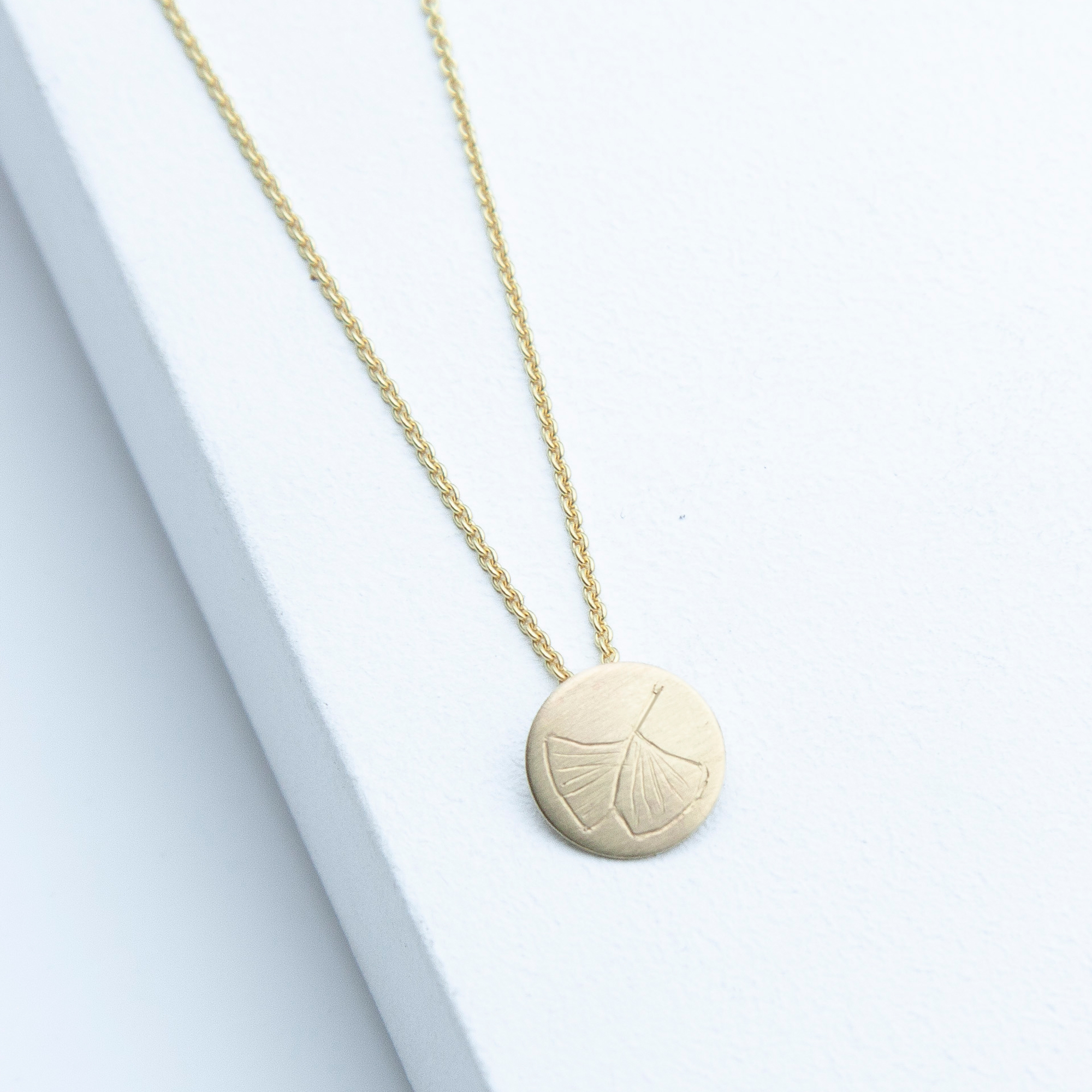 Kette Leaf aus 333er Gelbgold mit handgraviertem 10-mm Ginkgo-Anhänger, mattierter Oberfläche, polierten Kanten und 45 cm Ankerkette.