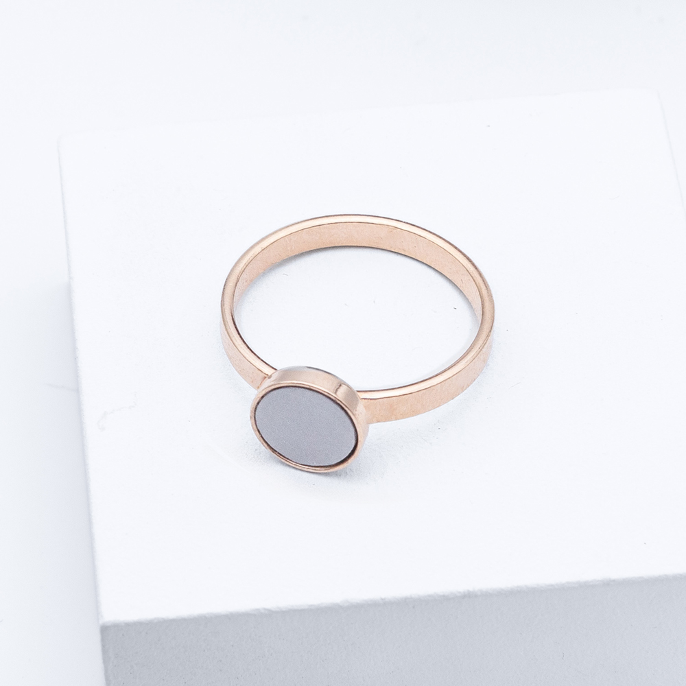 Betonschmuck von Studio 4L. Ring R0 Rosé.