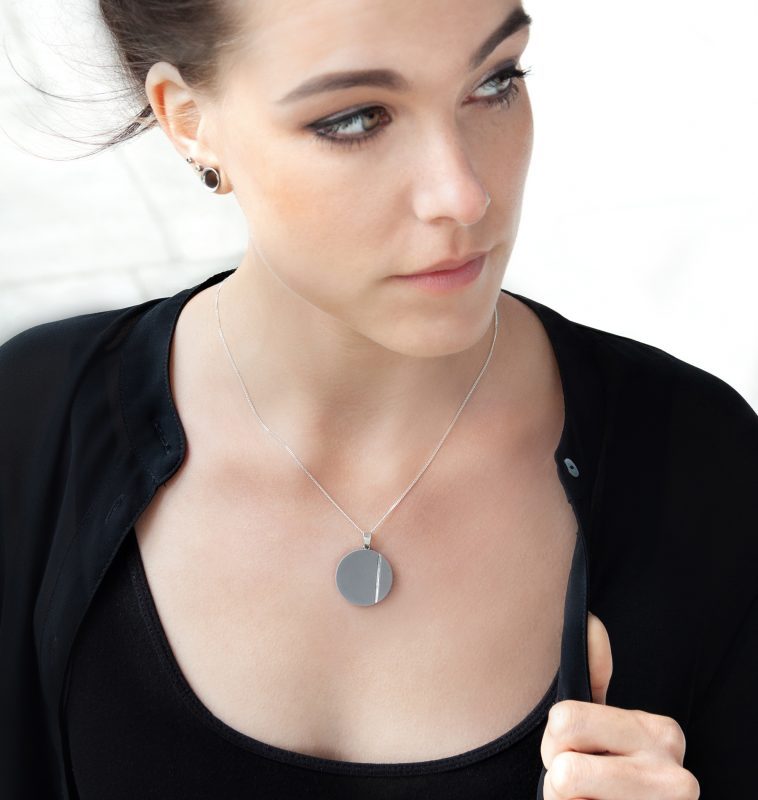 Betonschmuck von Studio 4L. Kette R1 in Silber Grau.