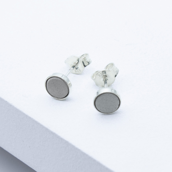 Betonschmuck von Studio 4L. Ohrstecker R10 in Silber Grau.