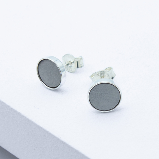 Schmuck aus Beton von Studio 4L. Ohrstecker R20 in Silber.