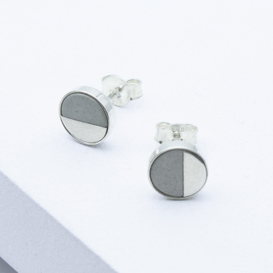 Schmuck aus Beton von Studio 4L. Ohrstecker R21 in Silber Grau.