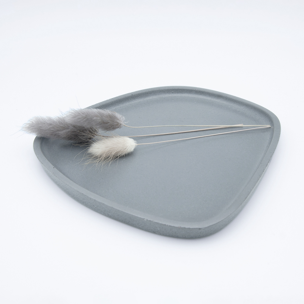 Teller und Ablage Ella aus der Studio 4L Betonmanufaktur. Eignet sich als Dekotablett oder Ablage auf deinem Tisch, im Bade- oder Schlafzimmer. Mit einer lebensmittelechten, wasser- und schmutzabweisenden Versiegelung geschützt.