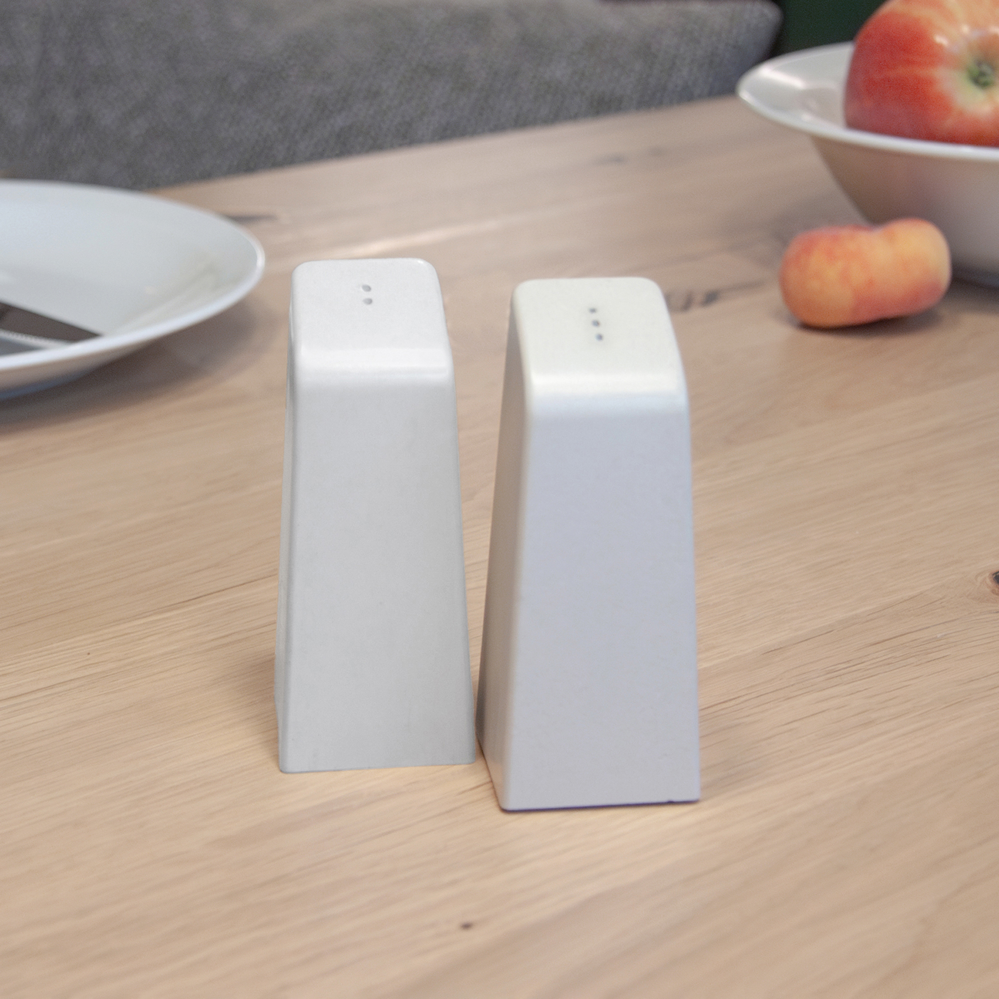 Wohnaccessoires aus der Studio 4L Betonmanufaktur. Salz- und Pfefferstreuer Pepe in Schwarz.