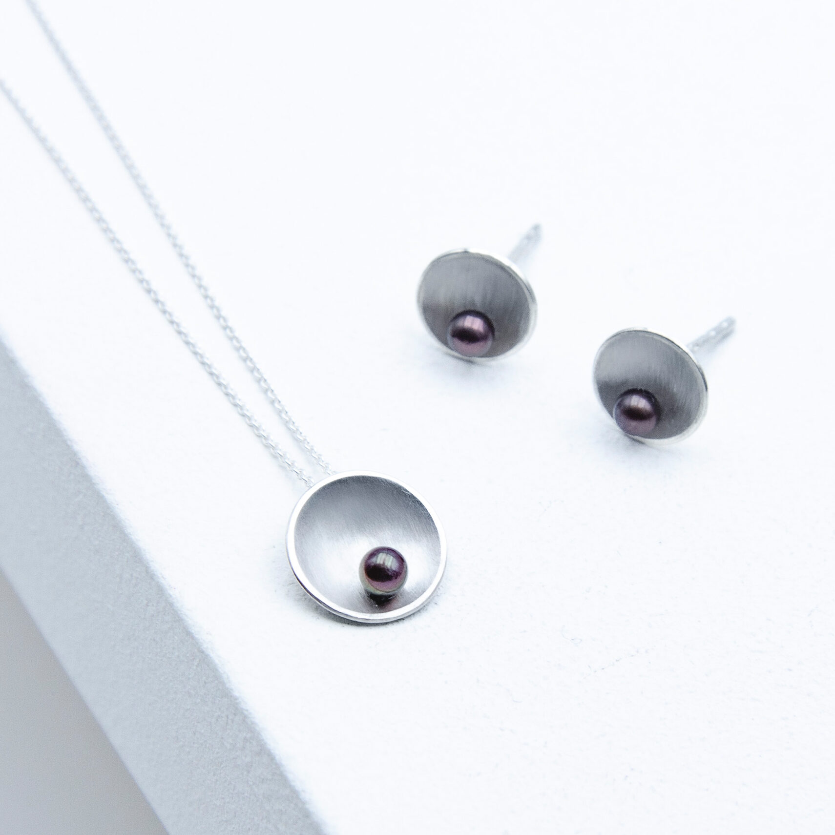 Shell Silber Akoya Schmuckset – Kette und passende Ohrringe aus 925er Silber mit schwarze Akoyaperlen